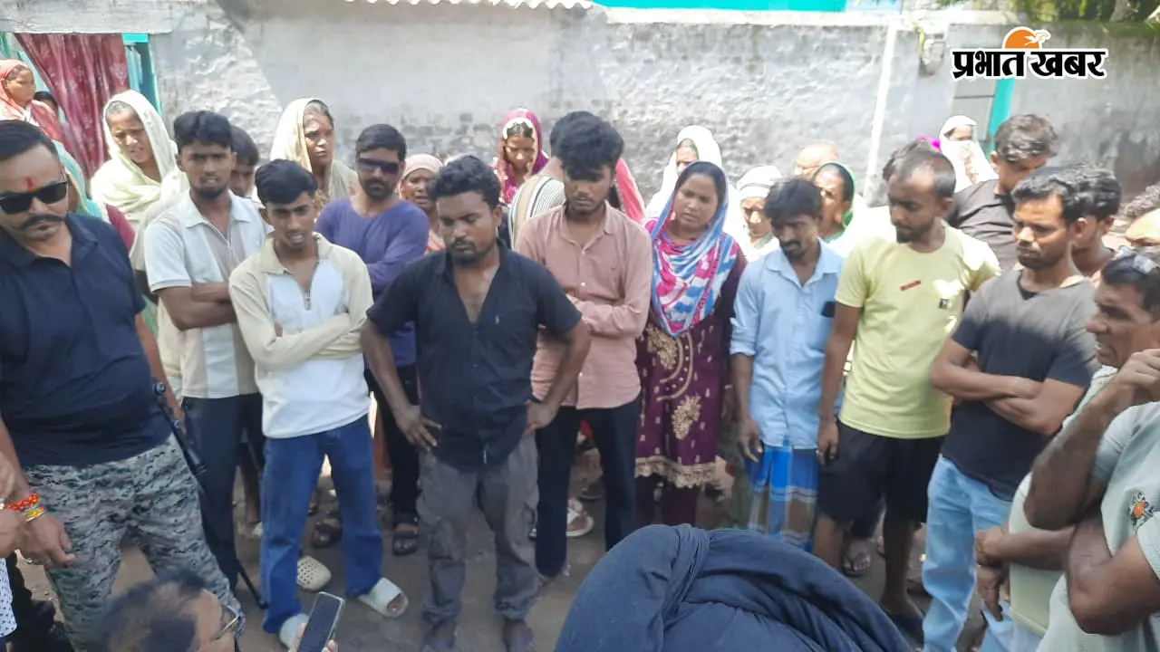 मुआवजे की मांग करते लोग और भराई करने पहुंची जेसीबी | Prabhat Khabar Network