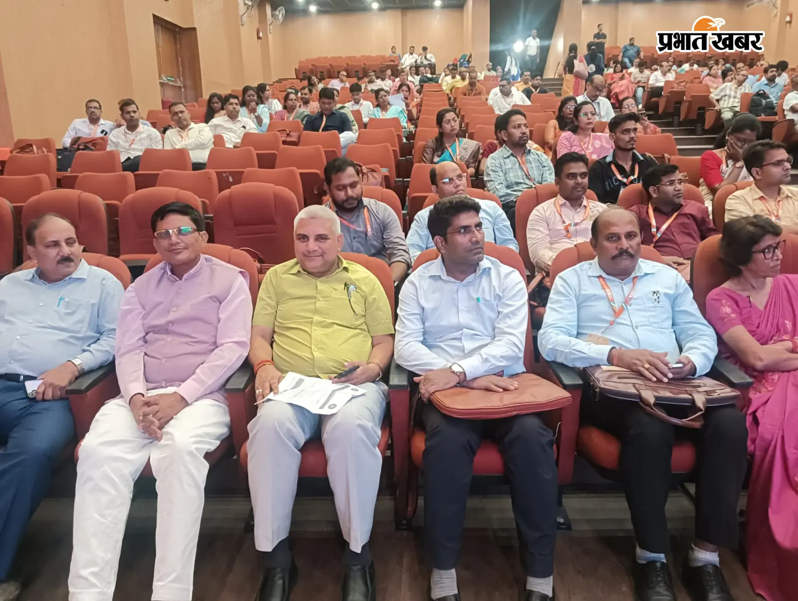 फोटो नं 22 एसबीजी 8,9 हैकैप्सन - मंगलवार को मंचासीन डॉ रंजीत सिंह व अन्य उपस्थित शिक्षकगण | Prabhat Khabar Network