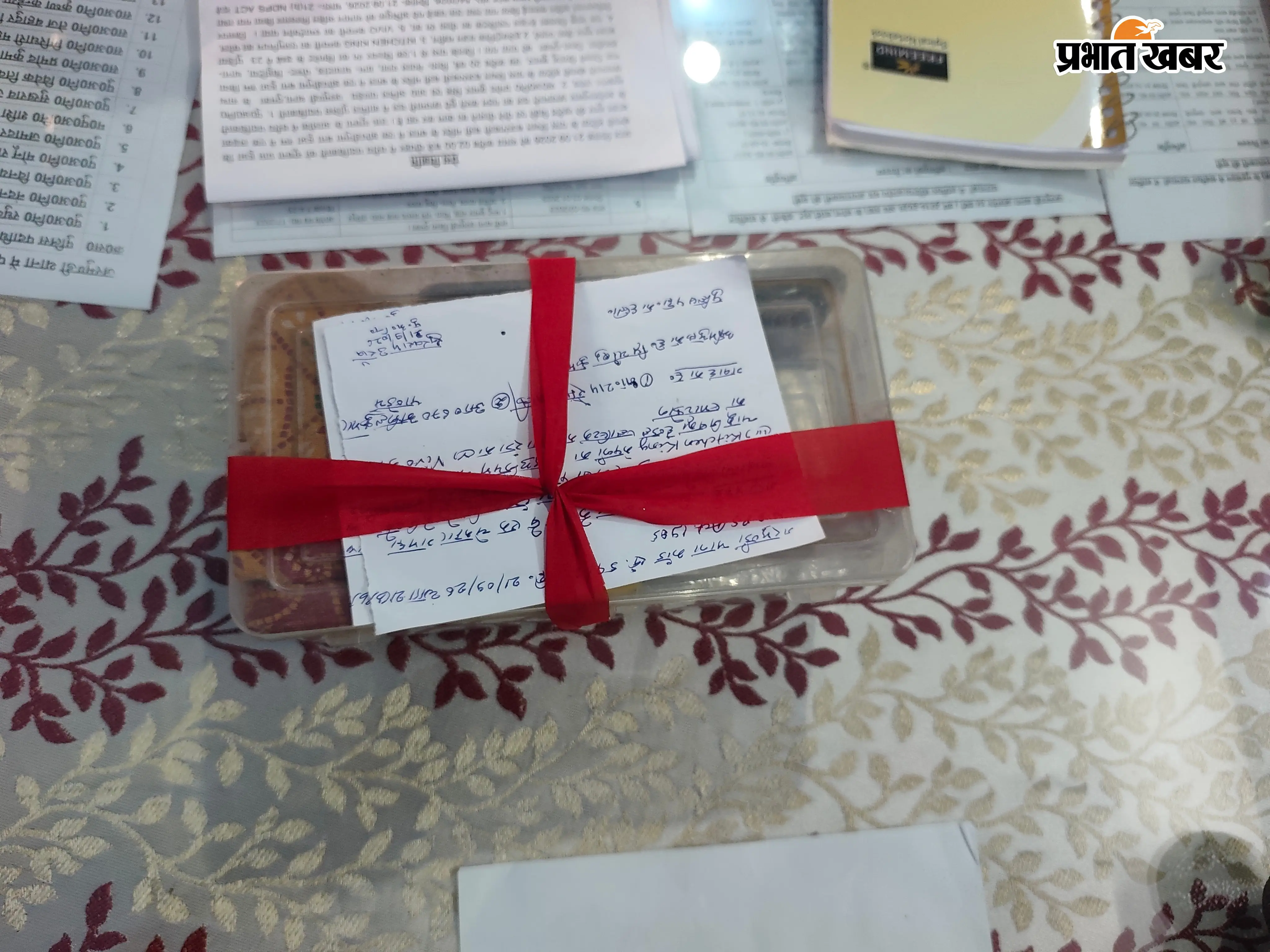 जरमुंडी में जानकारी देते पुलिस निरीक्षक दयानंद साह, पीछे खड़ा गिरफ्तार युवक एवं अन्य | Prabhat Khabar Network