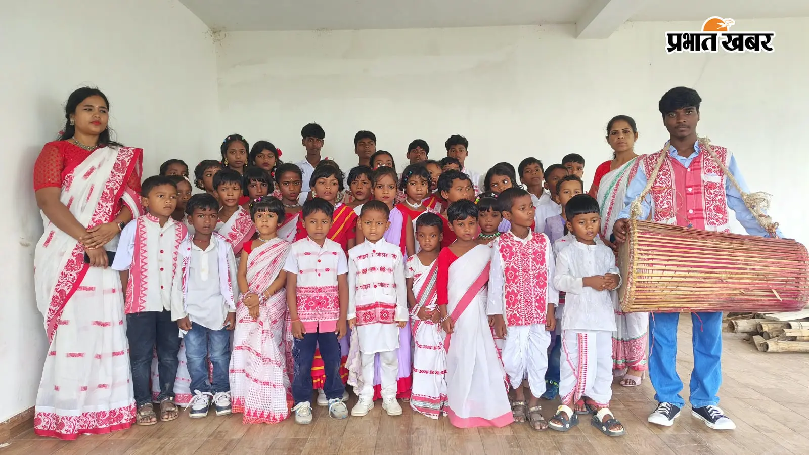 लाल-सफेद परिधान, मांदर की थाप और करमा नृत्य, किस्को के स्कूल में दिखी आदिवासी संस्कृति की झलक