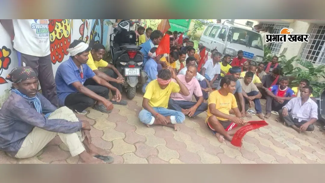 लोहरदगा में सफाई कर्मियों को 3 माह से वेतन नहीं, सांसद को सौंपा मांग पत्र; 24 से अनिश्चितकालीन धरना