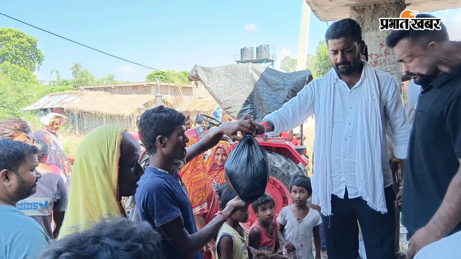 बाढ़ प्रभावितों के बीच पहुंचे नगर परिषद अध्यक्ष, सुनी समस्याएं : बांटी राहत सामग्री