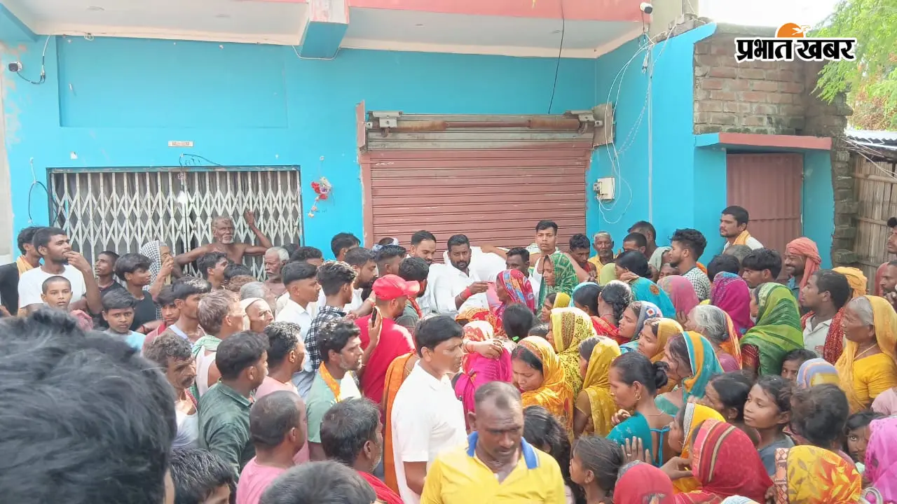 फोटो नं 22 एसबीजी  15,16    हैकैप्सन - मंगलवार को राहत सामग्री बांटते अध्यक्षउमडी भीड  | Prabhat Khabar Network