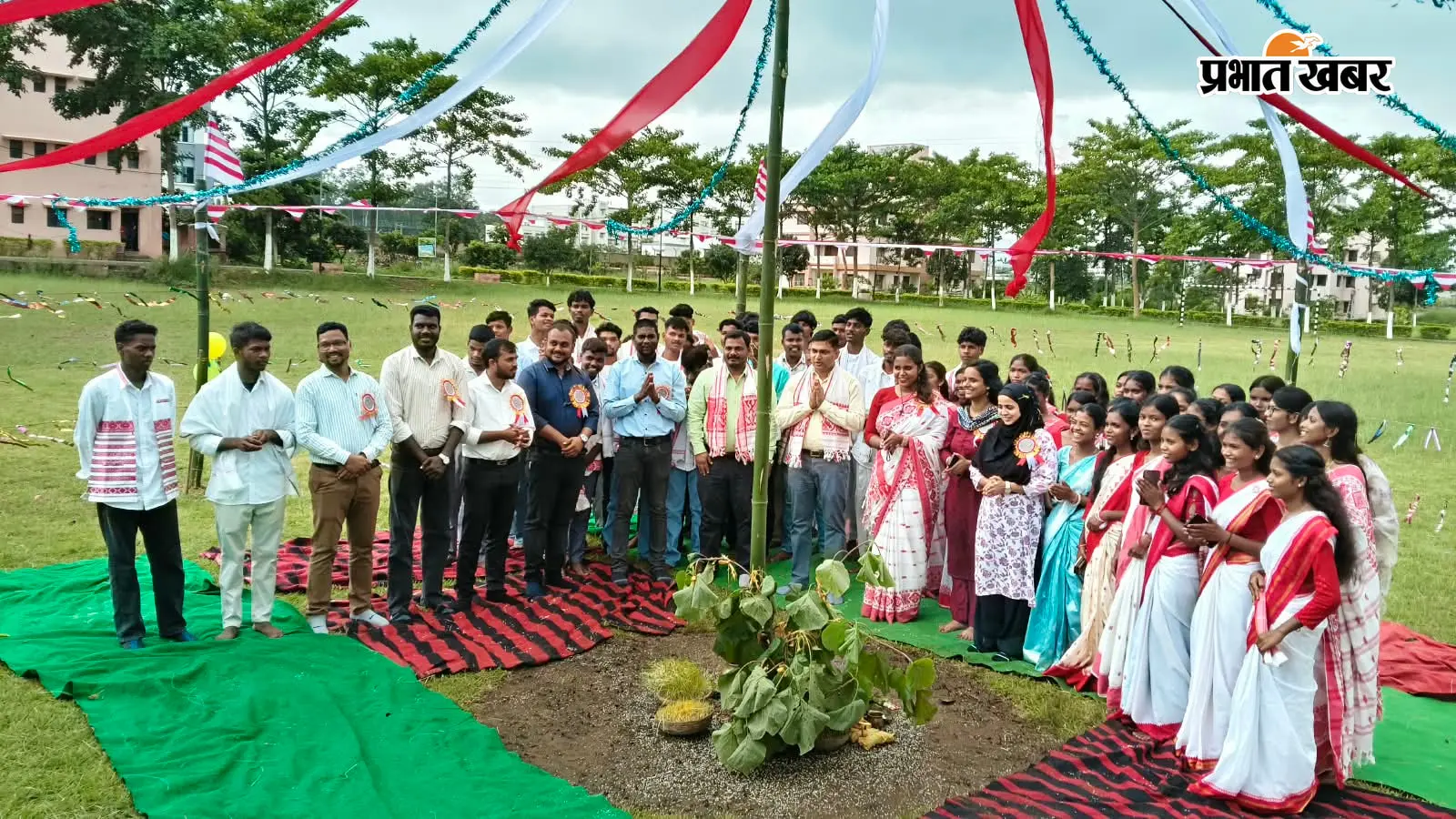 22 गुम 8 में करम डाल के समीप पूजा करते | Prabhat Khabar Network