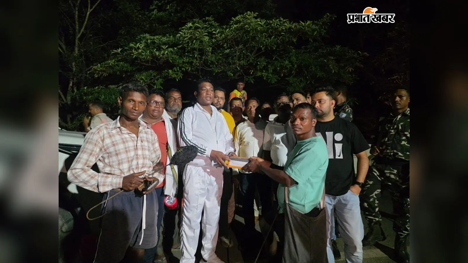 Simdega: देर रात हाथी भगाने मशाल लेकर गांव पहुंचे विधायक, हाथियों के आतंक से दहशत में ग्रामीण