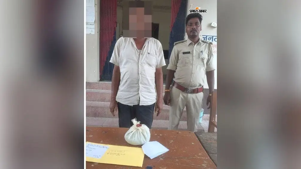 गोपालगंज: पुलिस की दबिश में तकिये के नीचे छिपा मिला गांजा जैसा मादक पदार्थ