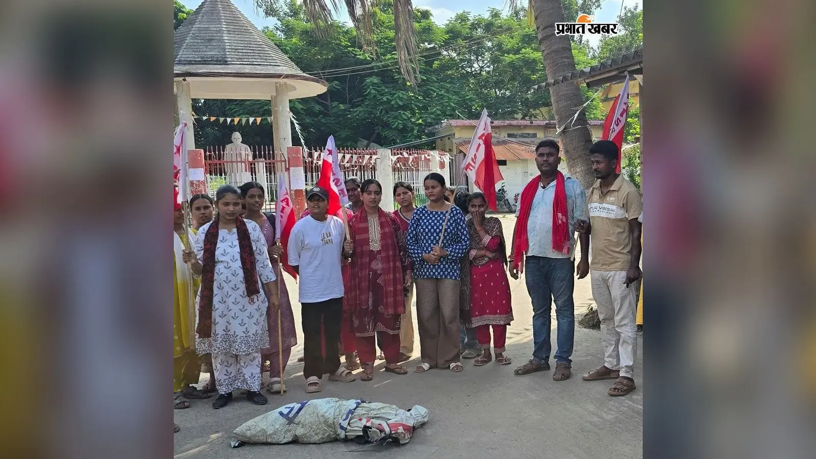 जमुई की घटना के खिलाफ बेगूसराय महिला कॉलेज की छात्राएं सड़क पर उतरीं, कठोर कानून बनाने की मांग