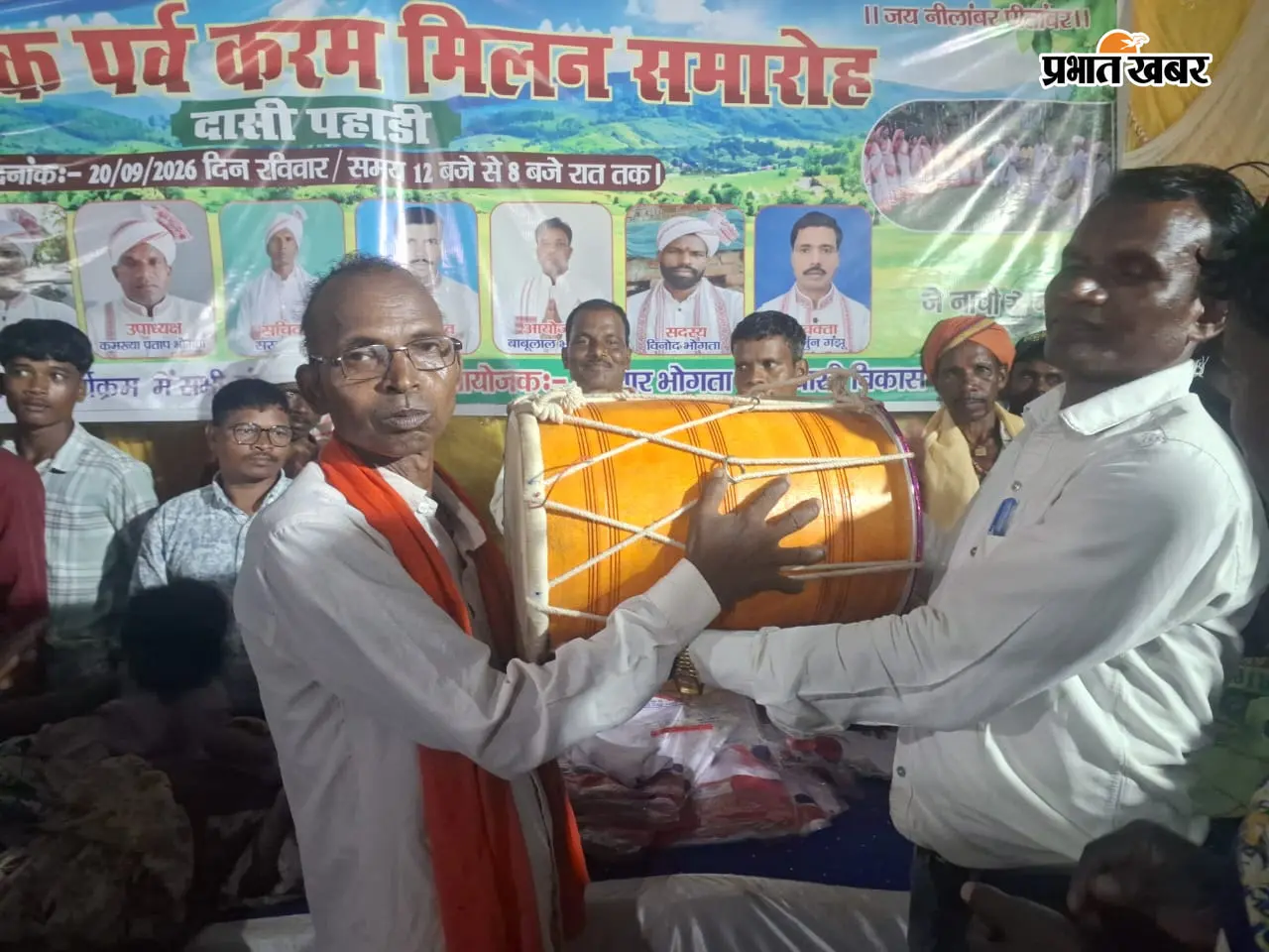 फोटो 1 में कार्यक्रम में नृत्य प्रस्तुत करती महिलाएं व पुरस्कृत होते मंडली के सदस्य | Prabhat Khabar Network