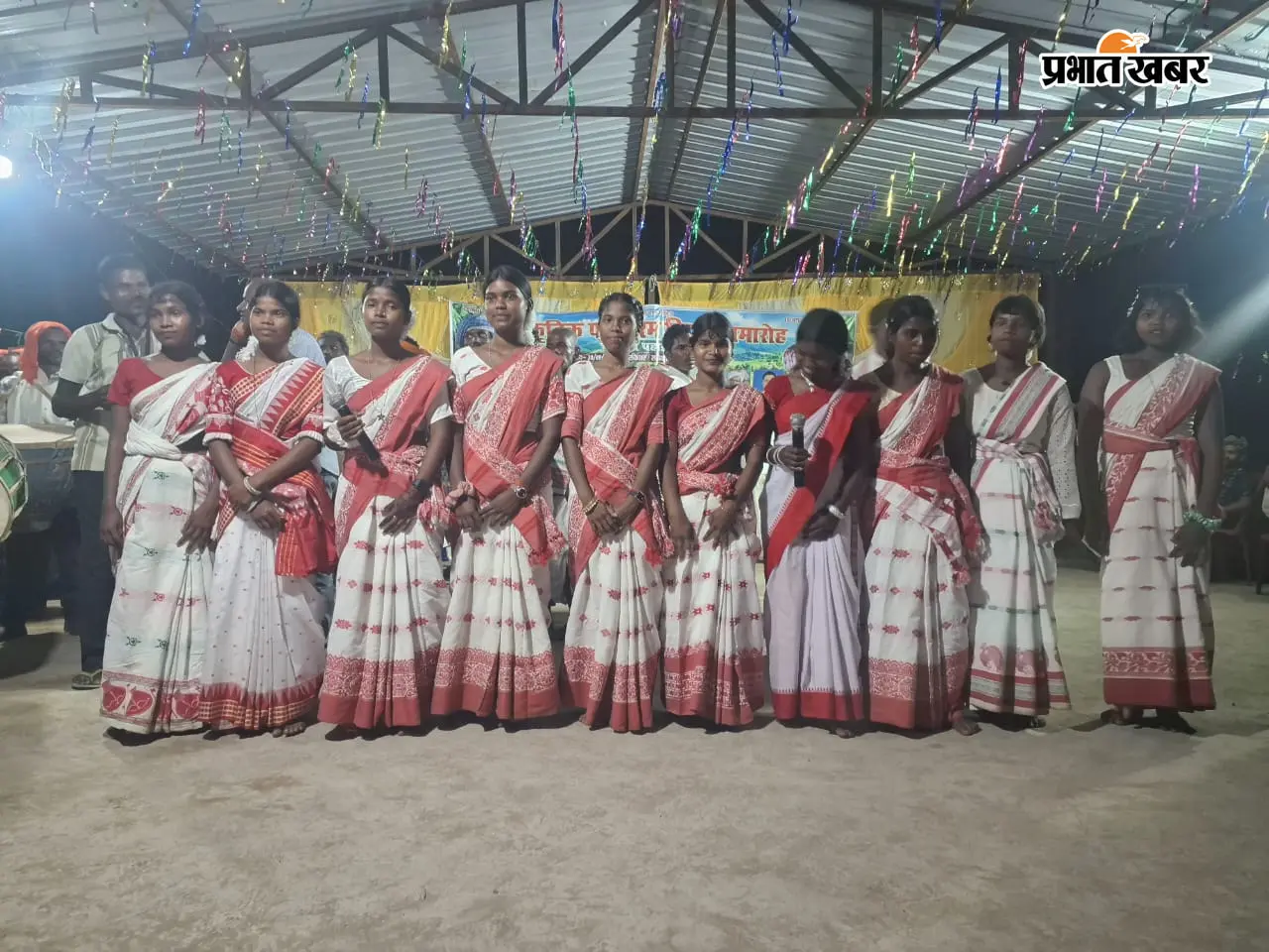 फोटो 1 में कार्यक्रम में नृत्य प्रस्तुत करती महिलाएं व पुरस्कृत होते मंडली के सदस्य | Prabhat Khabar Network