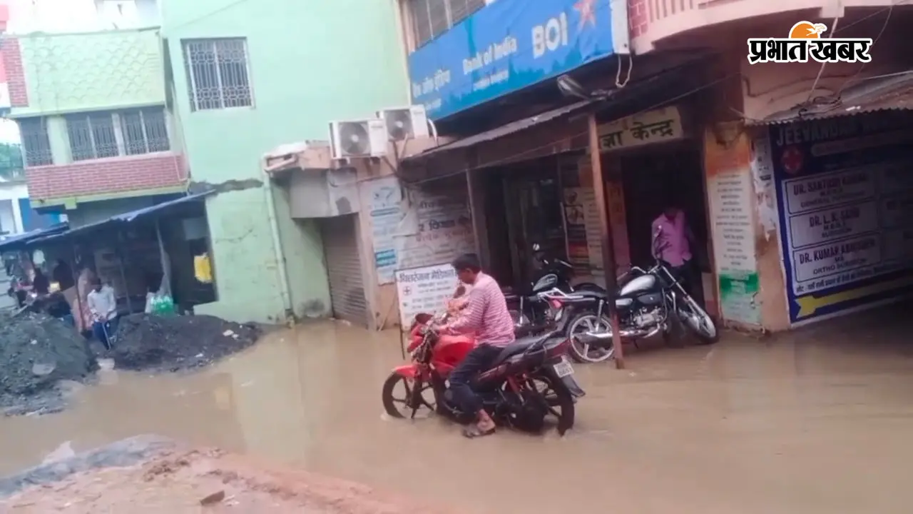 चौका मोड़ की बंद सर्विस रोड बनी परेशानी का सबब, तेज बारिश के बाद दुकानों के आसपास जमा हुआ पानी