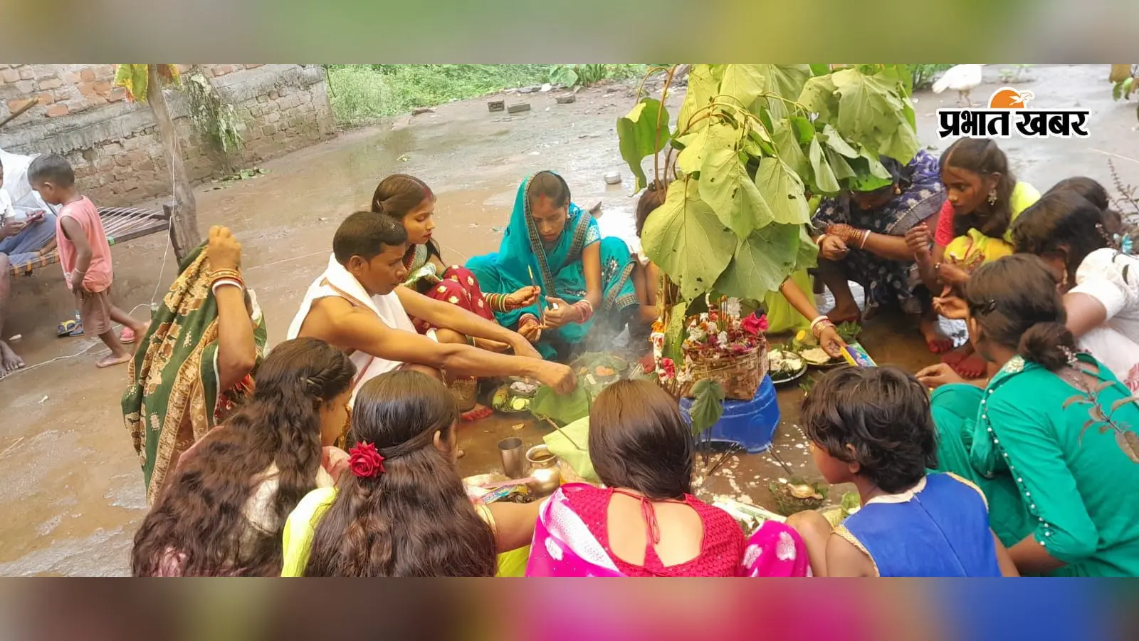 निर्जला उपवास रख बहनों ने की करम डाली की पूजा, करम गीतों पर झूमीं महिलाएं