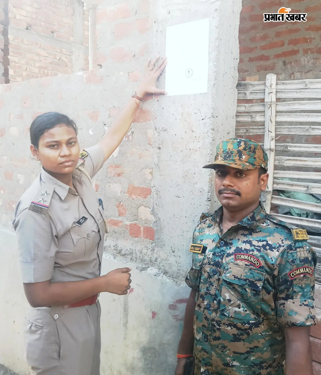 इश्तहार चस्पा करती पुलिस. | Prabhat Khabar Network