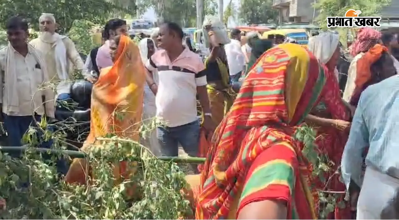 कैमूर के चैनपुर में स्कूल व बुनियादी सुविधाओं की मांग पर एनएच-219 जाम, ढाई घंटे हलकान रहे यात्री