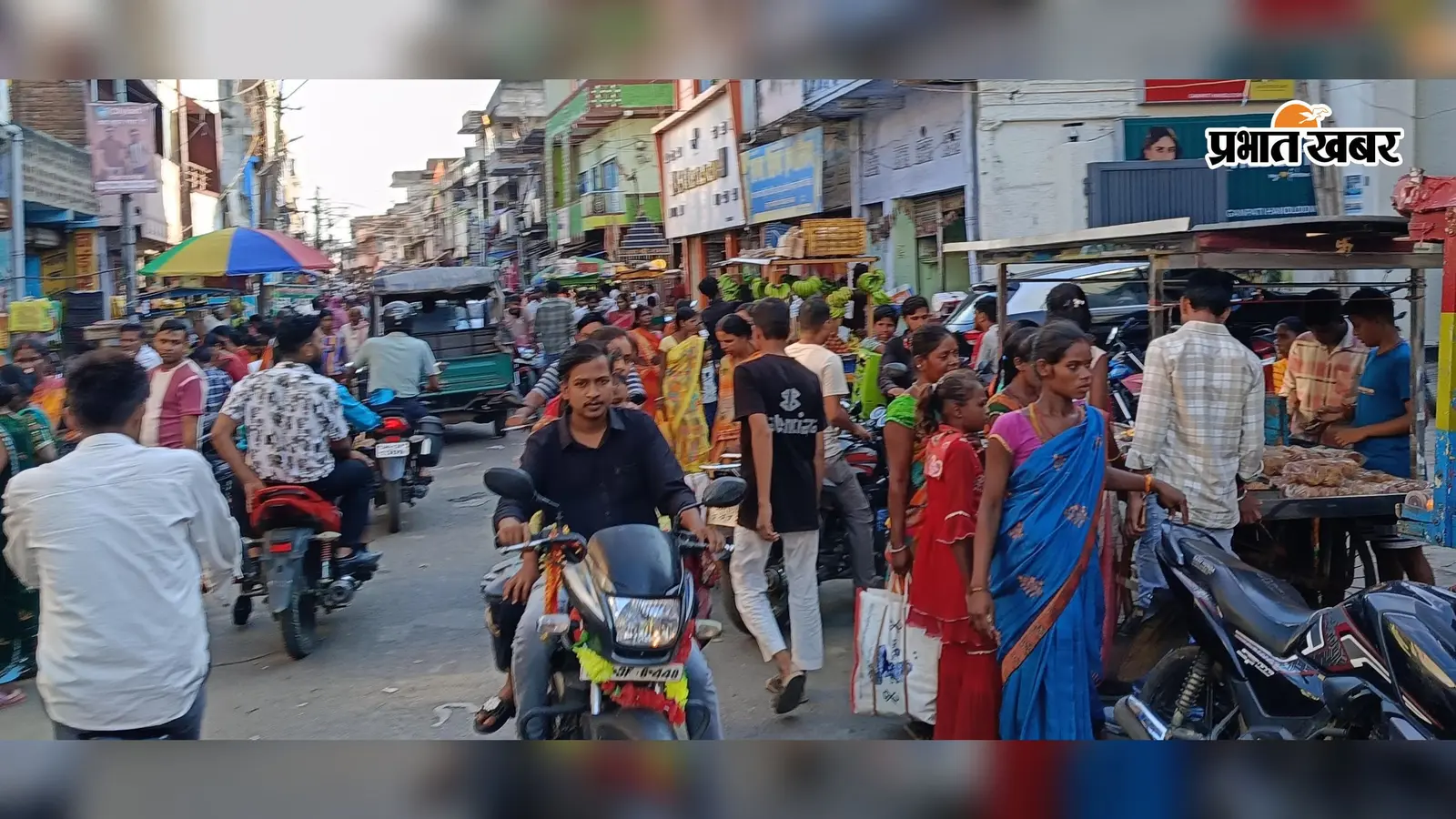 Chatra: जिले में हर्षोल्लास से मना करम पर्व, दिनभर बाजारों में भीड़ तो रातभर अखाड़ों में गूंजे करमा गीत