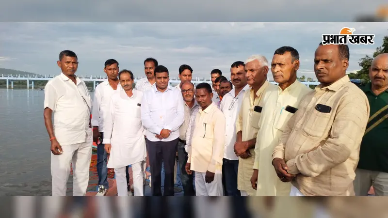 मलय डैम का निरीक्षण के दौरान विधायक आलोक चौरसिया व अन्य लोग। | Prabhat Khabar Network