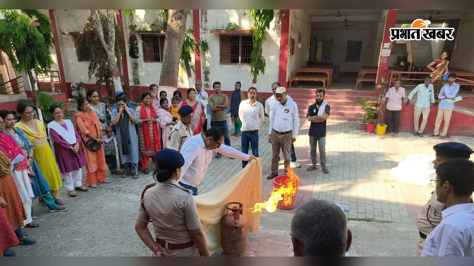 समस्तीपुर के महिला कॉलेज में गैस सिलेंडर की आग बुझाने का प्रदर्शन, फायर टीम ने दी ट्रेनिंग