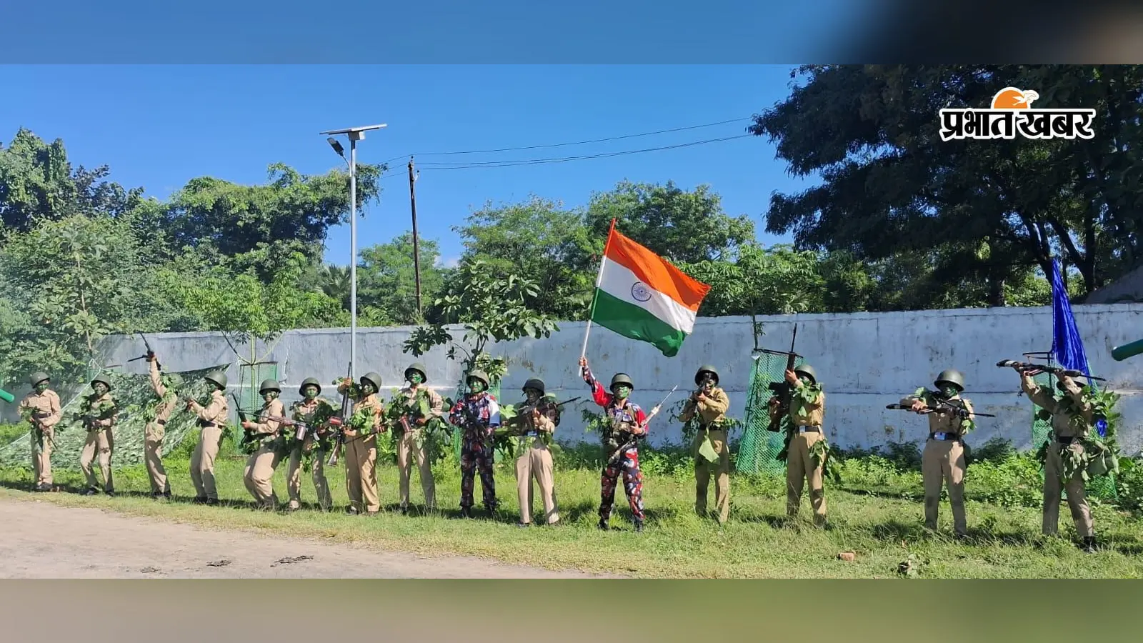 Koderma: एनसीसी शिविर में परेड और युद्धक प्रदर्शन, उत्कृष्ट कैडेट्स को किया गया सम्मानित