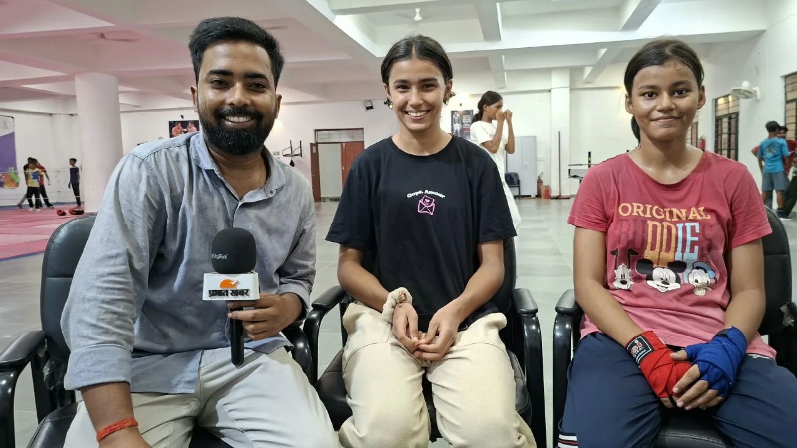 नित्या पांडेय से बात करते हुए, प्रभात खबर डिजिटल के रिपोर्टर धीरज झा