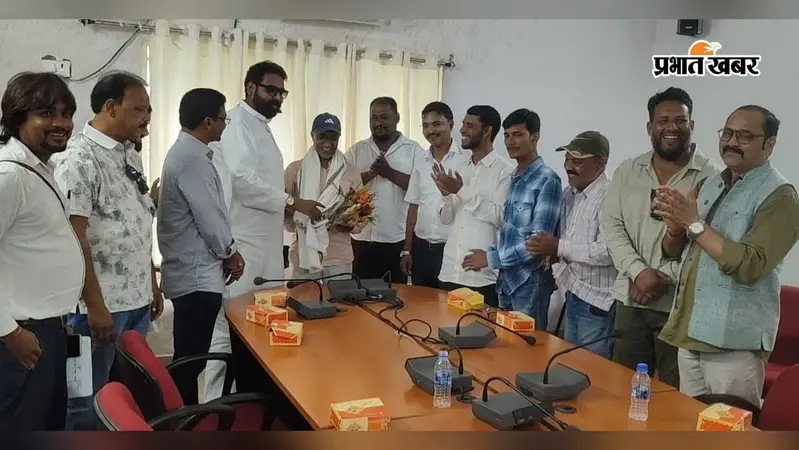 22 गुम 19 में शाहजहां को सम्मानित करते | Prabhat Khabar Network