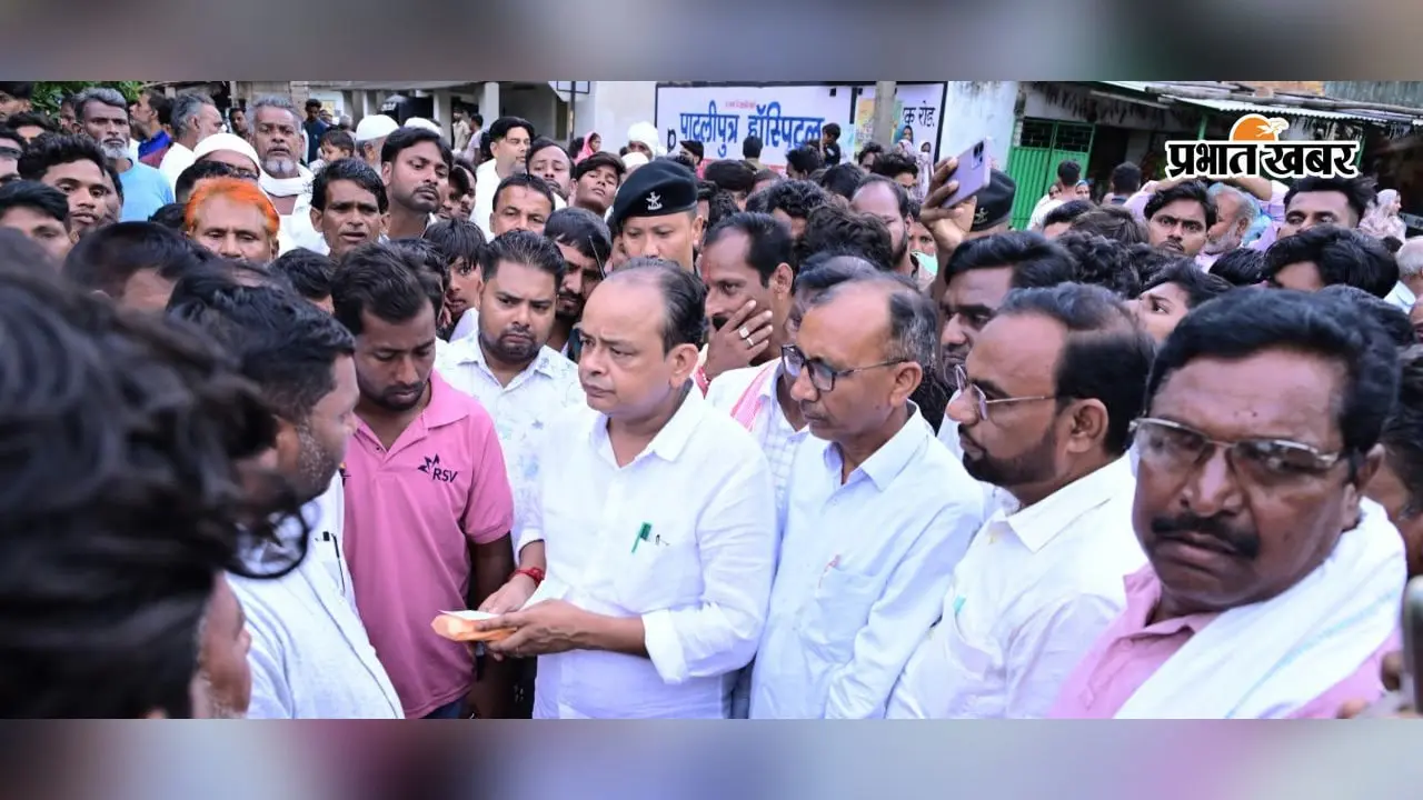 लोहरंगी मोड़ सड़क हादसे में घायल शमशाद की मौत, डॉ. इरफान अंसारी ने मृतक के परिजनों को सौंपी सहायता राशी