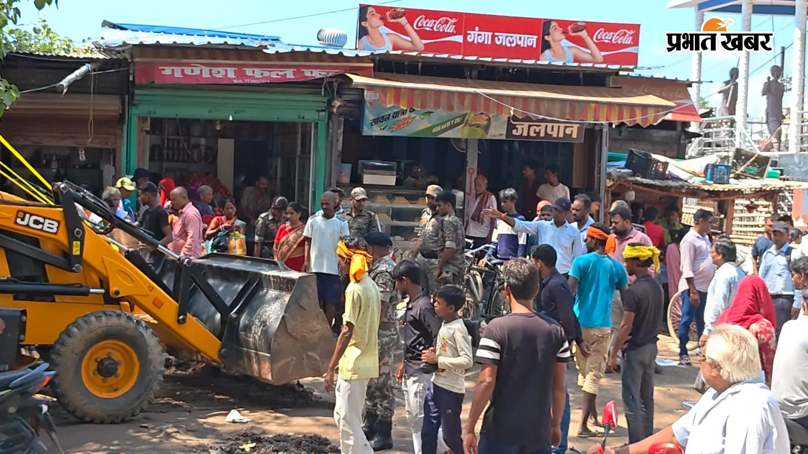तारापुर बाजार में अतिक्रमण पर चला प्रशासन का बुलडोजर, फल-सब्जी दुकानदारों का सामान जब्त