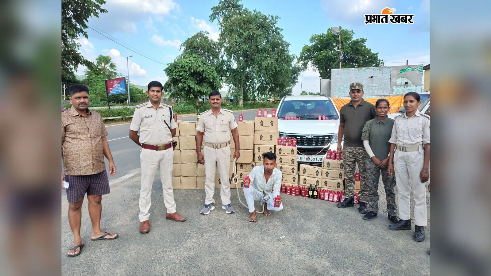 नवादा : रजौली चेकपोस्ट पर महिंद्रा एक्सयूवी से विदेशी जब्त, हजारीबाग का तस्कर गिरफ्तार