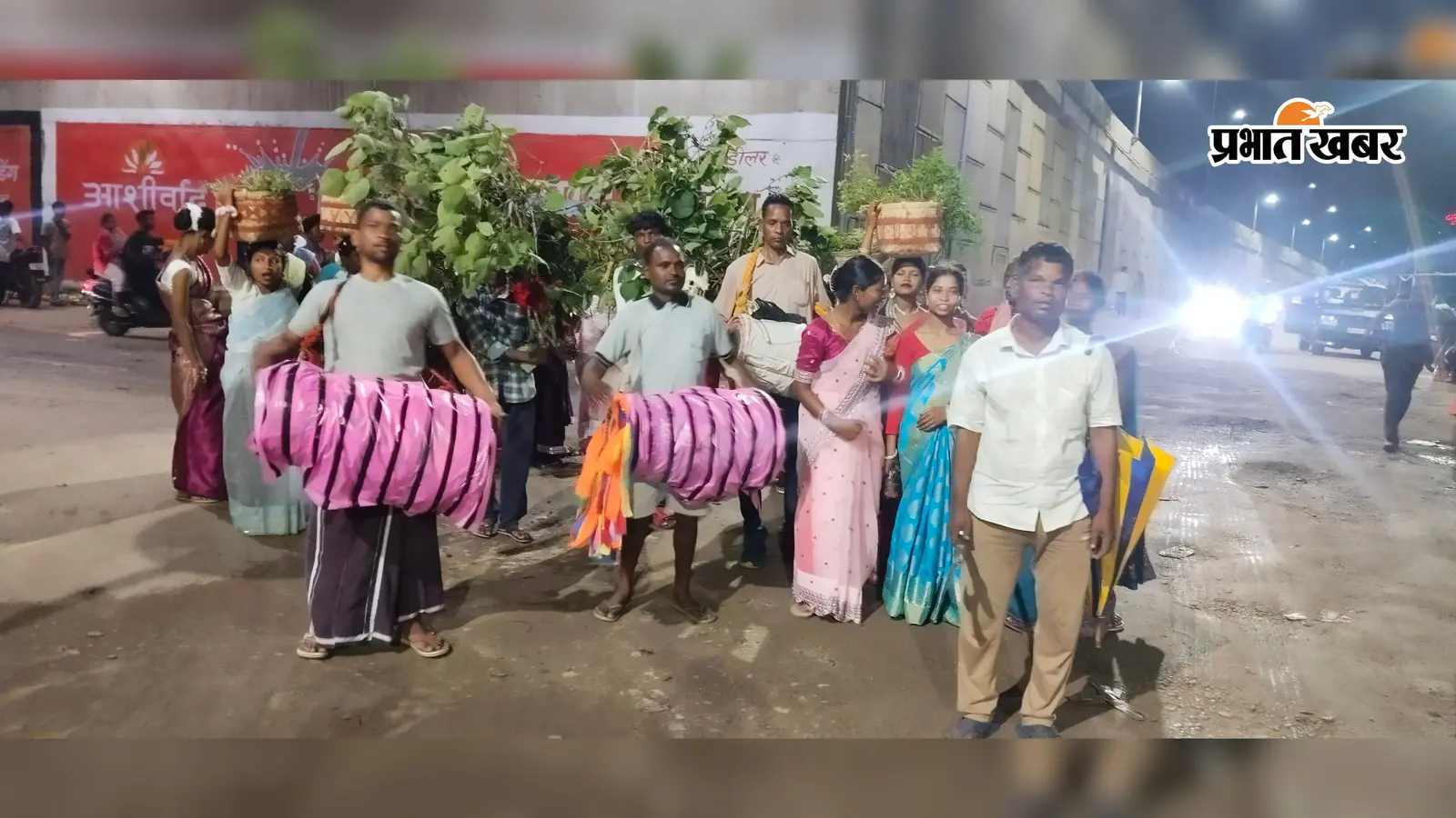 भरनो में करम पर्व की धूम, मांदर की थाप पर सरना स्थल पहुंचे ग्रामीण
