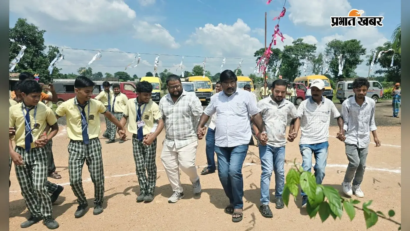गोला : चैतन्याज इंटरनेशनल स्कूल में धूमधाम से मना करमा महोत्सव