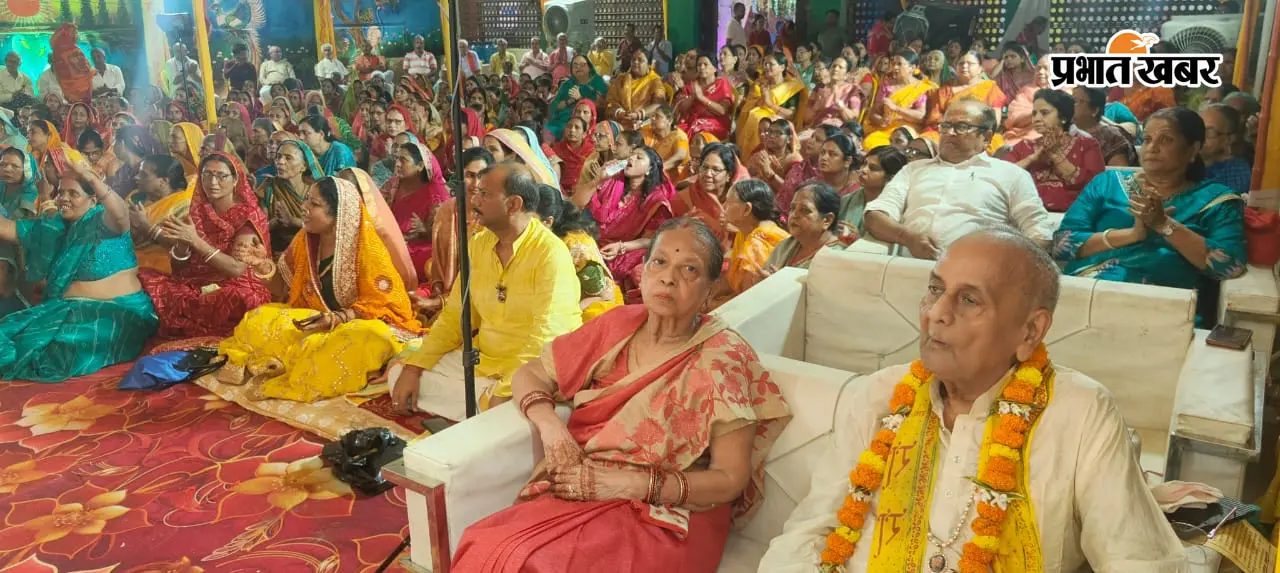 फोटो - व्यासपीठ से कथा कहते कथाकार व उपस्थित श्रद्धालुओं. | Prabhat Khabar Network