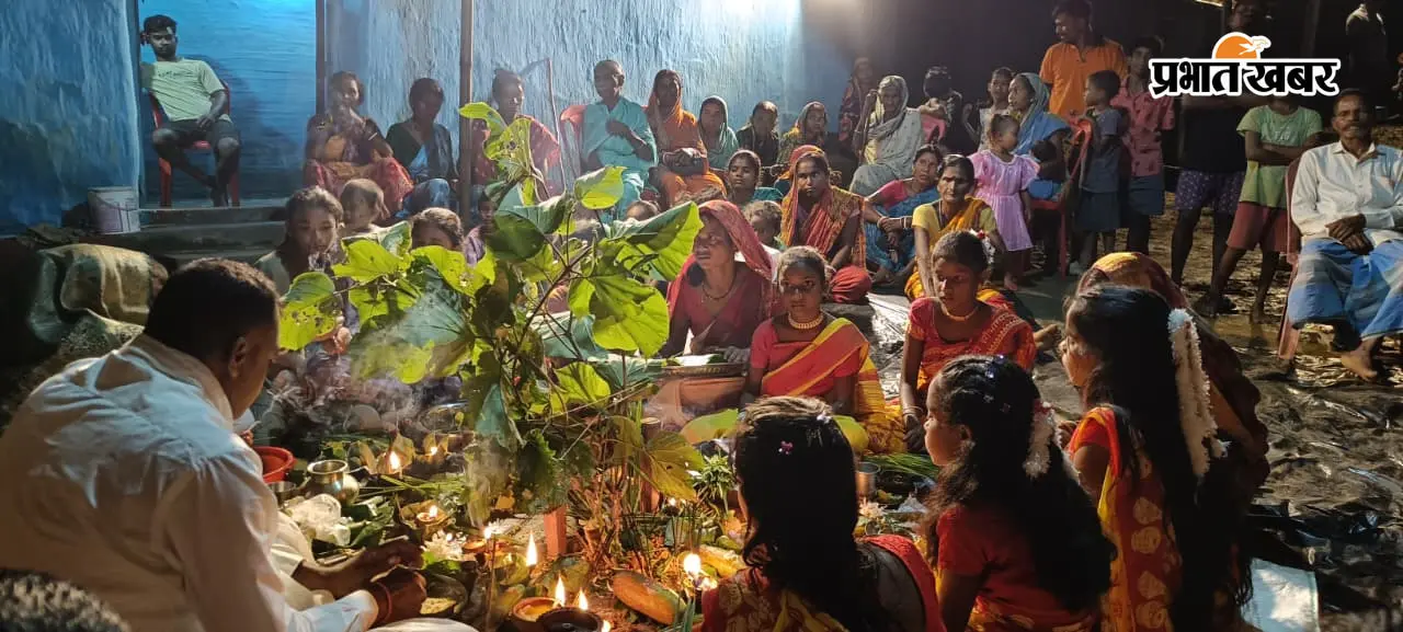 खरसावां के जोजोकुड़मा करम की डाली के नीचे पूजा करती महिलायें | Prabhat Khabar Network