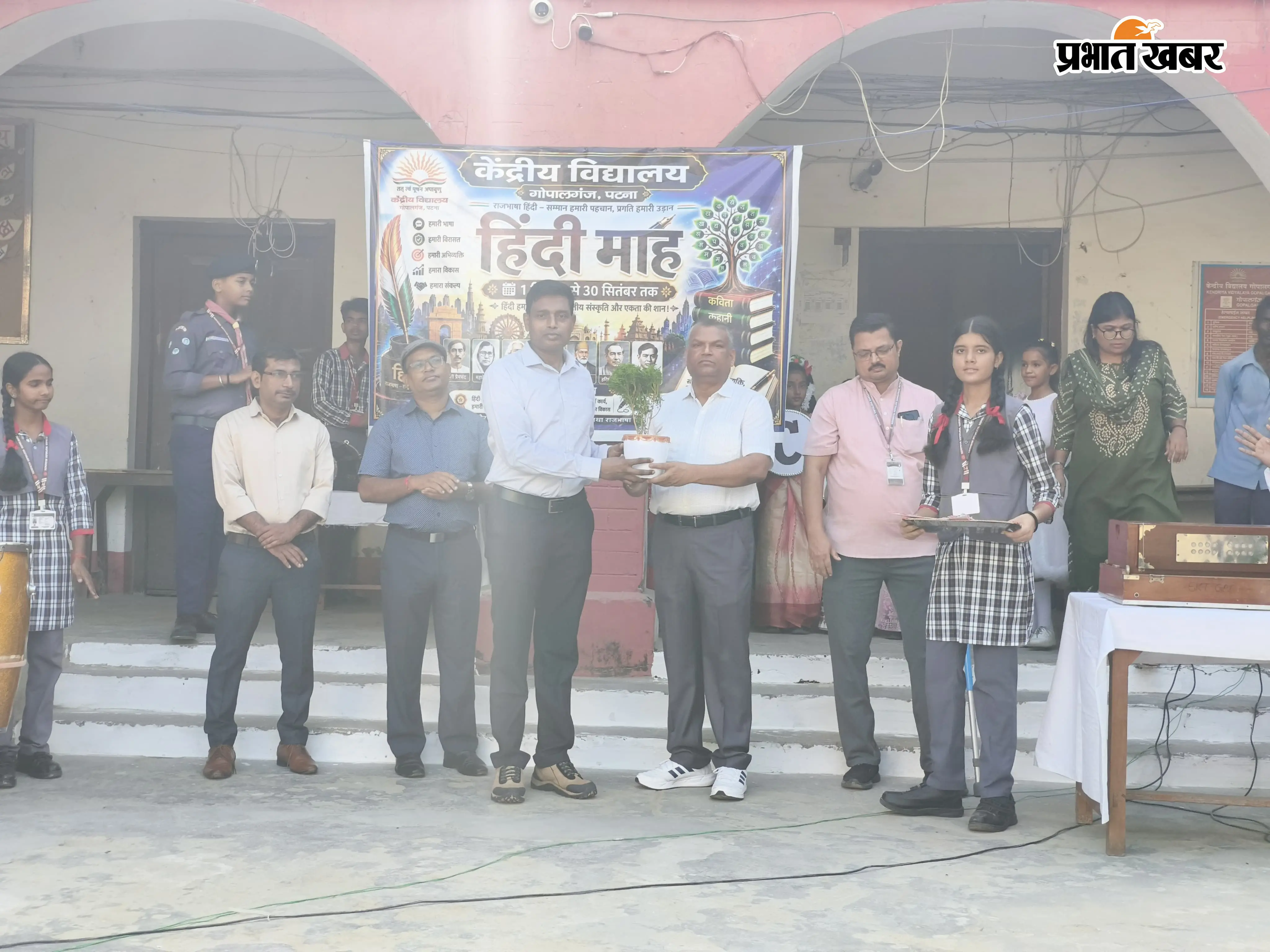 फोटो:- स्कूल के छात्रों ने स्वागत गीत व प्रार्थना कर निरीक्षण टीम का स्वागत करते शिक्षक व छात्र छात्राएं फोटो:- निरीक्षण टीम को भेट देते स्कूल के प्राचार्य कृष्ण कुमार गंगवार | Prabhat Khabar Network