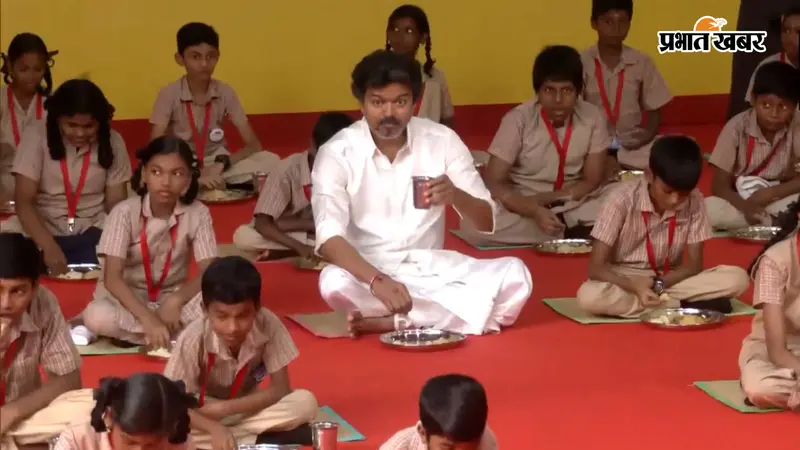 सीएम विजय पहुंचे सरकारी स्कूल, बच्चों को अपने हाथों से नाश्ता परोसा और फिर उनके साथ बैठकर खाना भी खाया