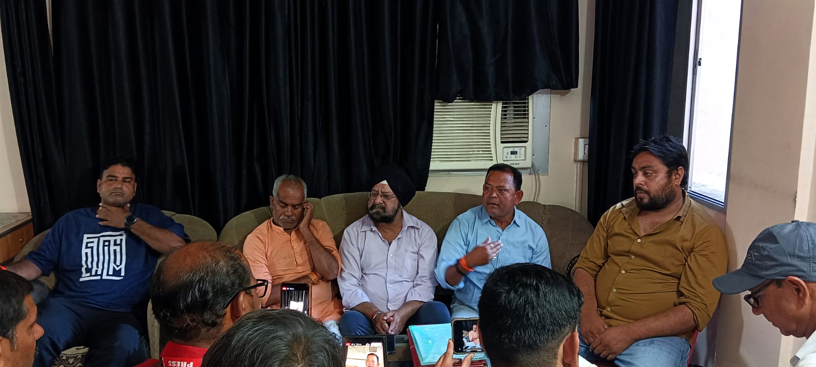 छाबड़ा लॉज में प्रेस वार्ता करते केडीसीए के पदाधिकारी / Prabhat Khabar 