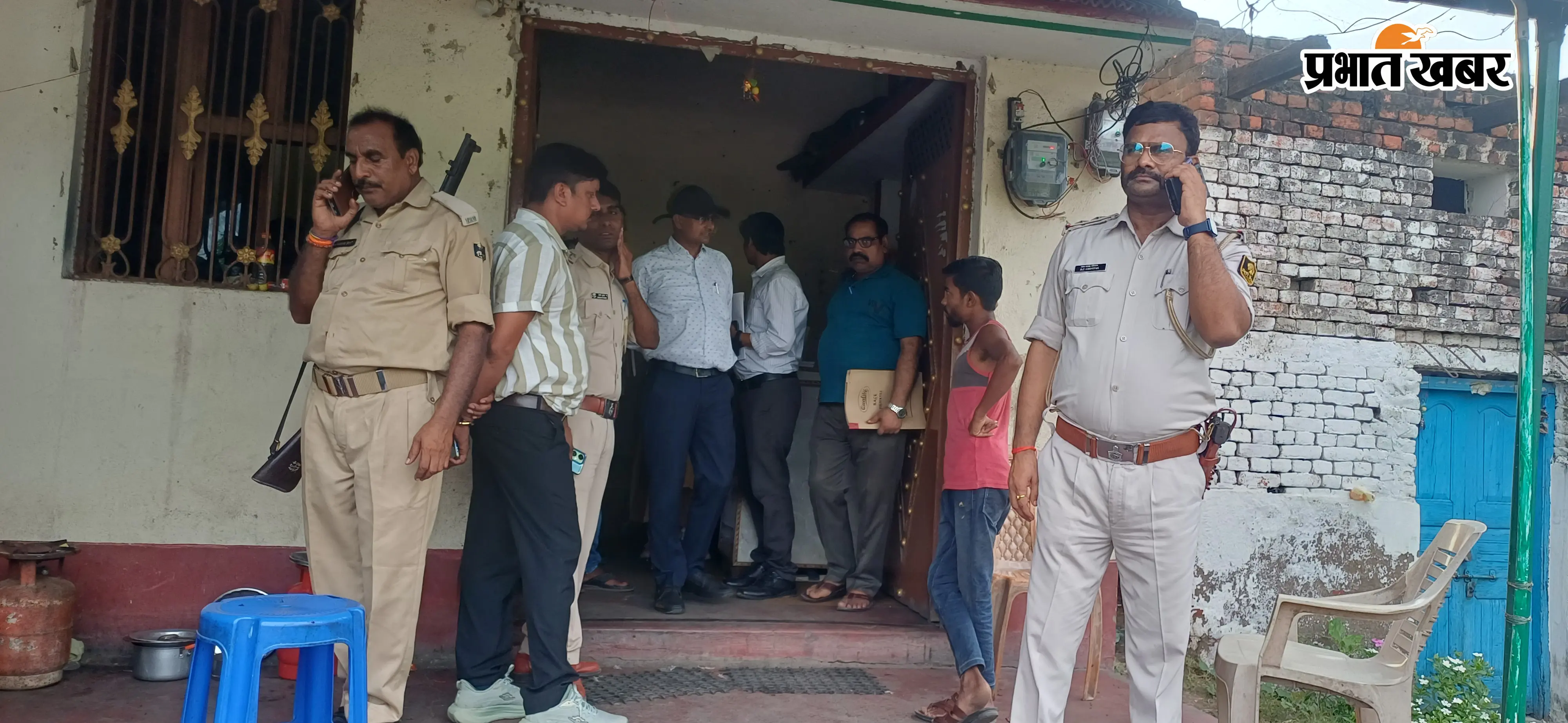 निजी अस्पतालों व अल्ट्रासाउंड केंद्रों पर छापेमारी करती धावा दल की टीम | Prabhat Khabar Network