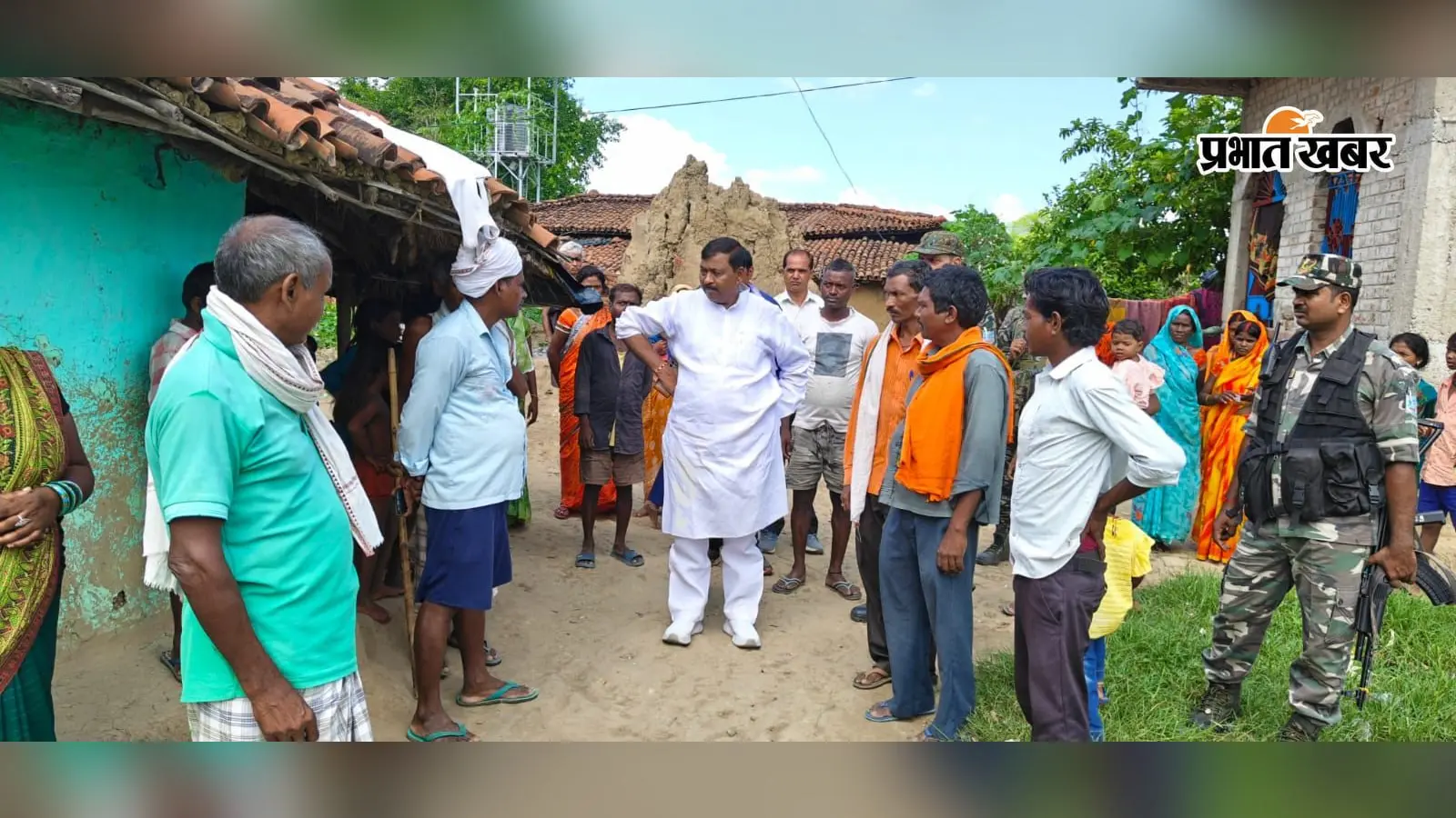 पांकी विधायक ने दलित टोले का किया भ्रमण कर सड़क निर्माण का दिया भरोसा