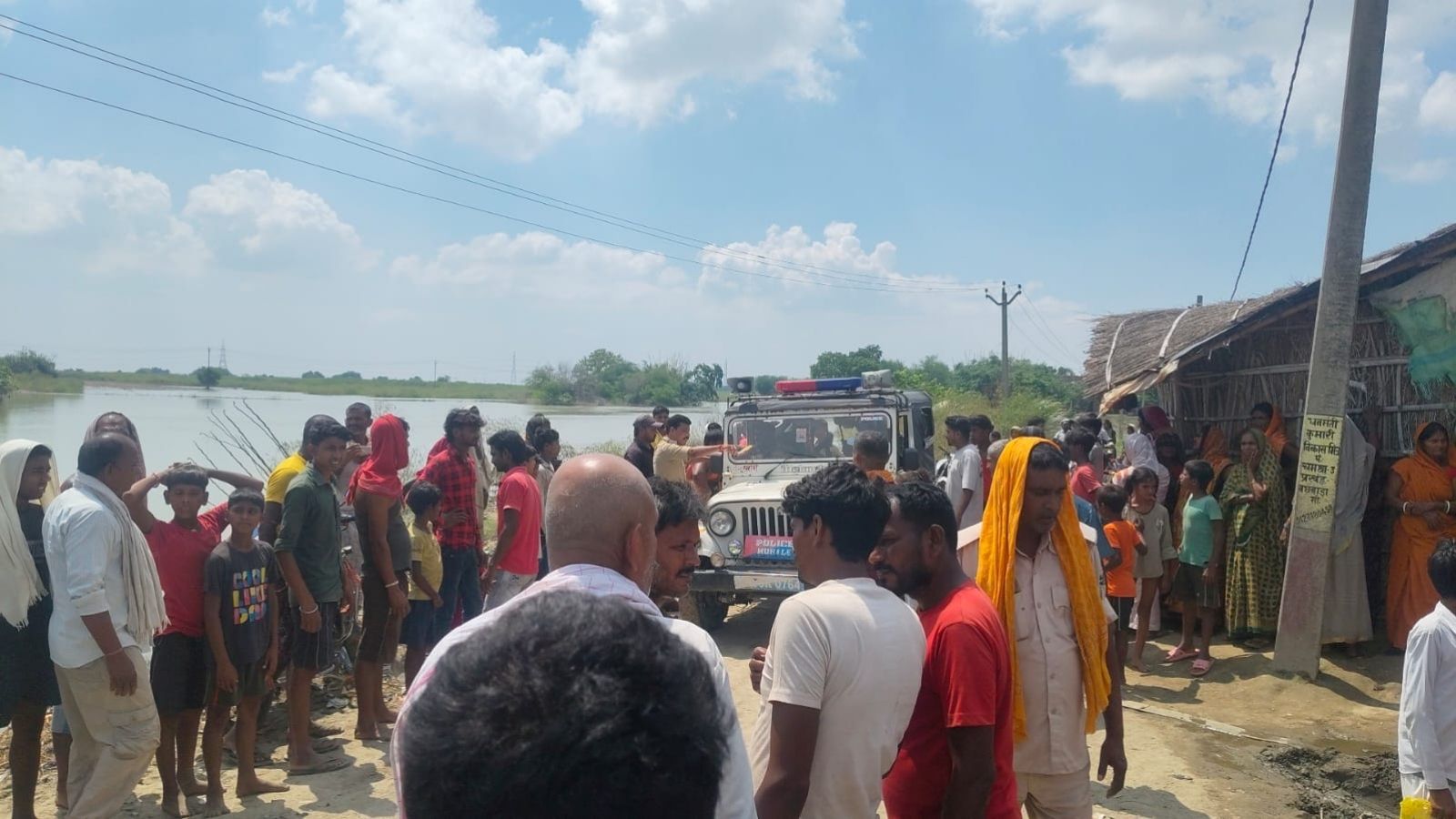 पटनी चौक के समीप बाढ़ के पानी में हादसे के बाद जुटे ग्रामीण. फोटो - प्रभात खबर