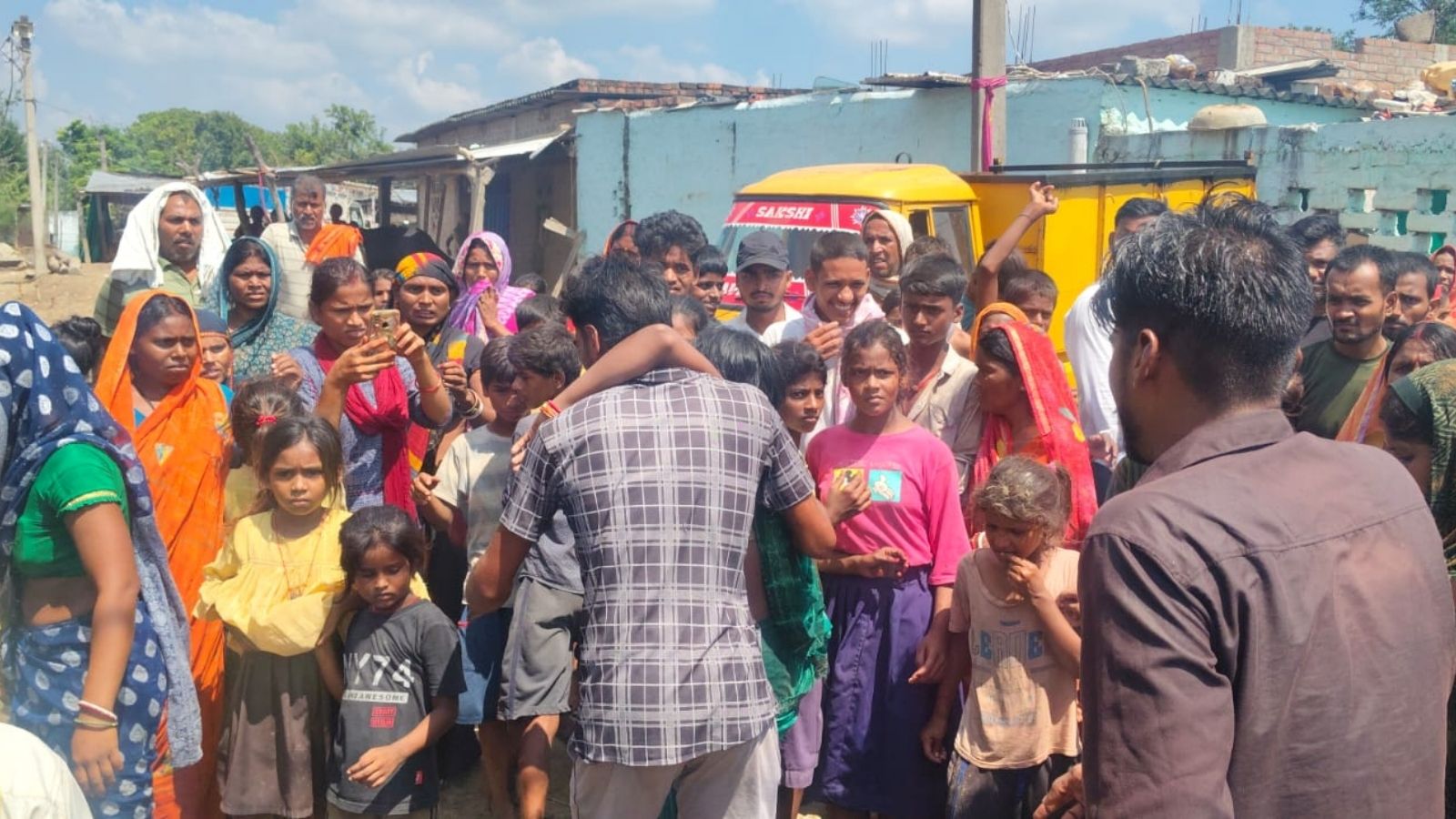 हादसे के बाद जुटे ग्रामीण. फोटो - प्रभात खबर