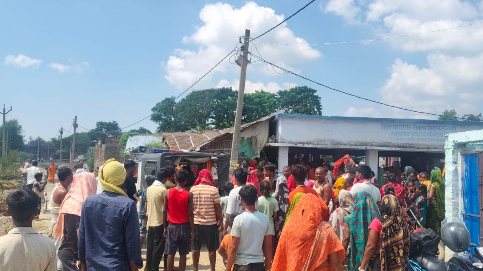 बछवाड़ा- घटना स्थल पर जुटे ग्रामीण और पुलिसकर्मी.