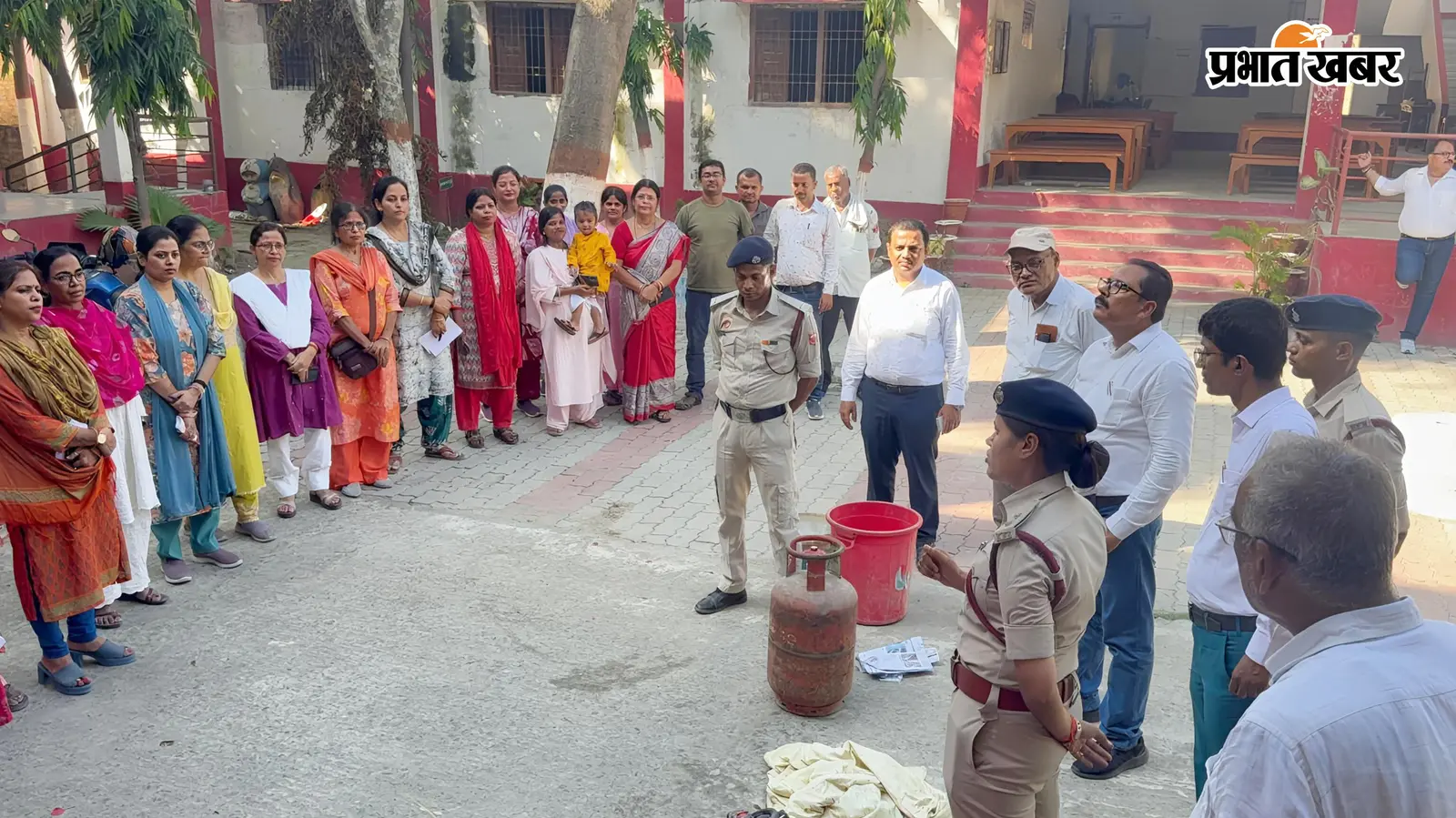 अग्निशमन मॉक ड्रिल: छात्राओं और शिक्षकों ने सीखे आग बुझाने के जीवन रक्षक गुर