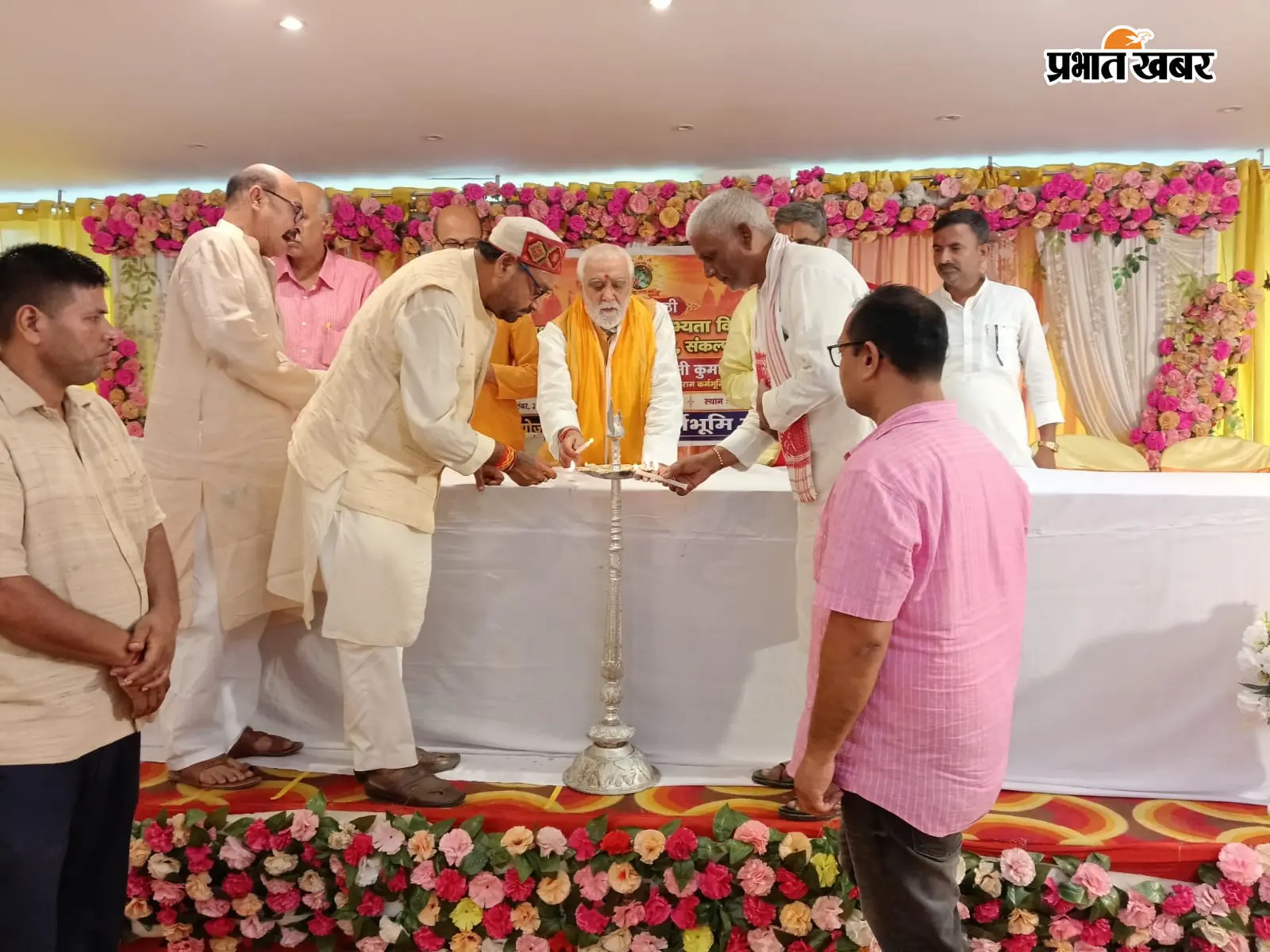 फोटो- संगोष्ठी में शामिल पूर्व केंद्रीय मंत्री एवं अन्य | Prabhat Khabar Network