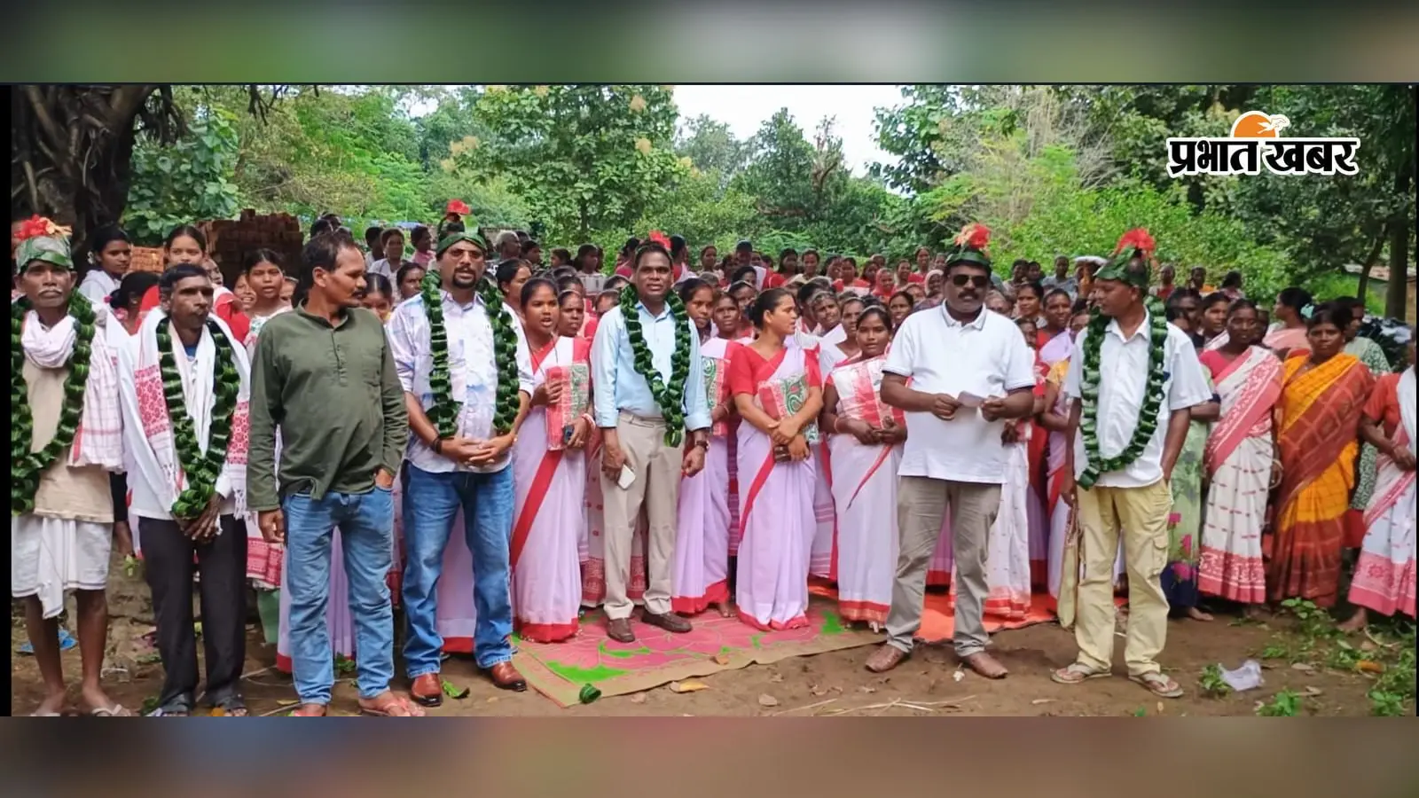 करम पर्व पर आदिवासी महिलाओं को बांटी गयी सांस्कृतिक साड़ियां, सुखैर भगत ने दिया परंपरा बचाने का संदेश