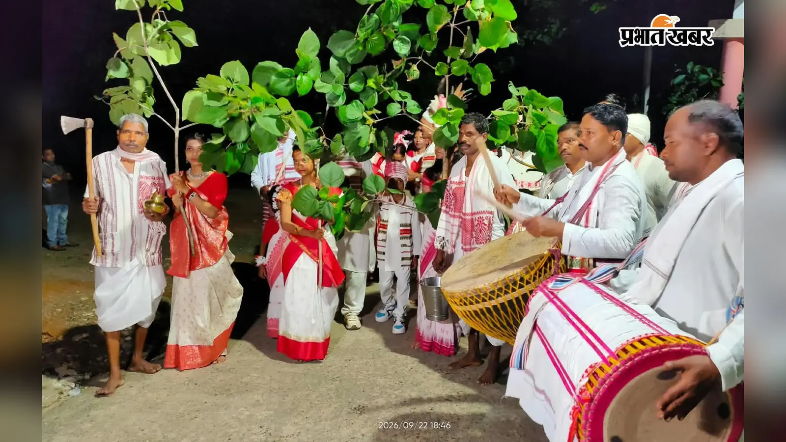 Simdega: जिले भर में हर्षोल्लास से मना करमा पर्व, करम डाल की पूजा कर भाइयों की सुख-समृद्धि की कामना - सरना स्थल पर उमड़ी भीड़
