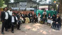 बार की स्वतंत्रता को लेकर सुप्रीम कोर्ट के बाहर विरोध, स्वाति सिन्हा बोली- चुनावी जनादेश का हो सम्मान