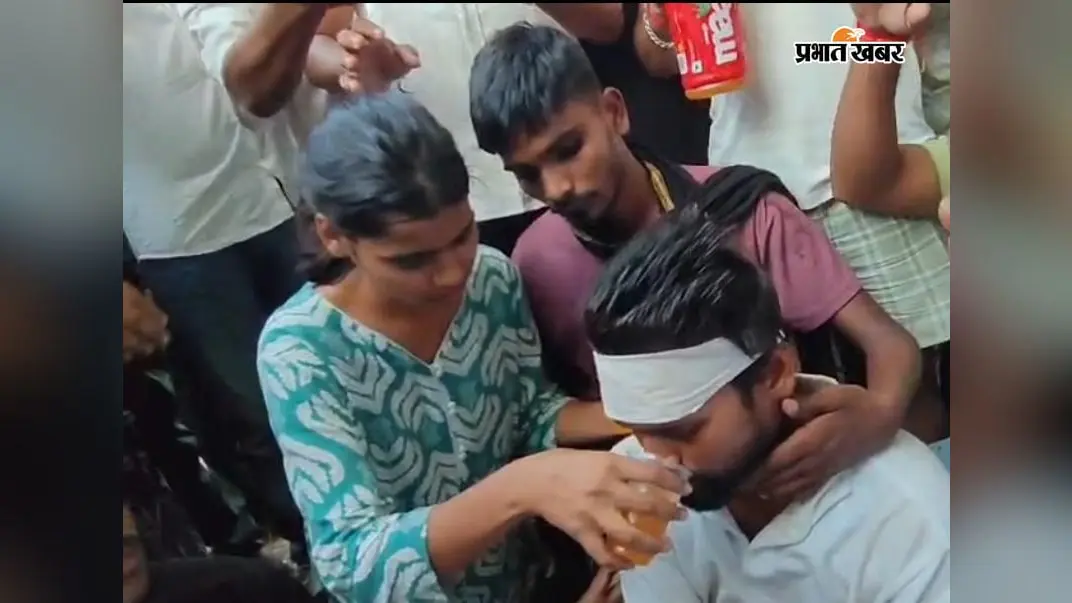 वैशाली के राघोपुर में पांच दिनों से जारी युवाओं की भूख हड़ताल समाप्त, परिजनों ने जूस पिलाकर तुड़वाया अनशन