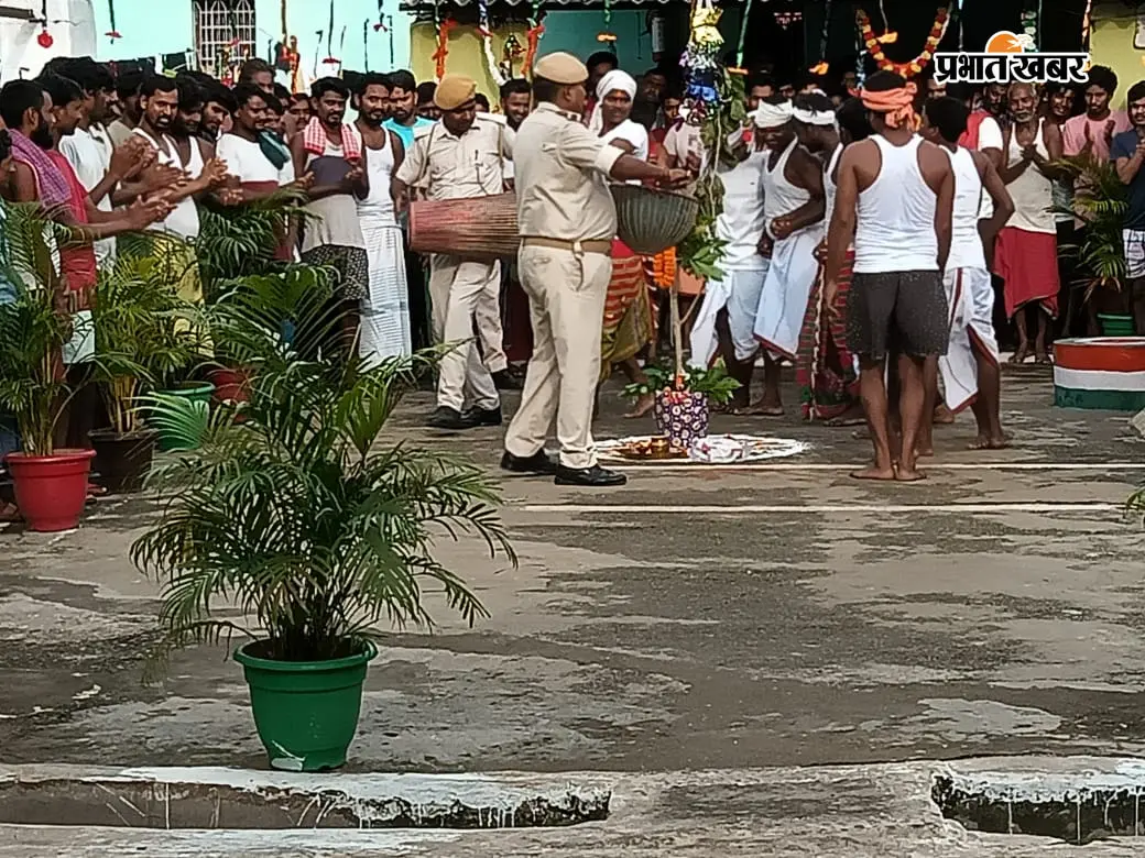 मंडल कारा में बंदियों और सुरक्षाकर्मियों ने सामूहिक रूप से करमा गीत गाये व करम डाल के चारों ओर घूम-घूमकर पारंपरिक करमा नृत्य किया | Prabhat Khabar Network