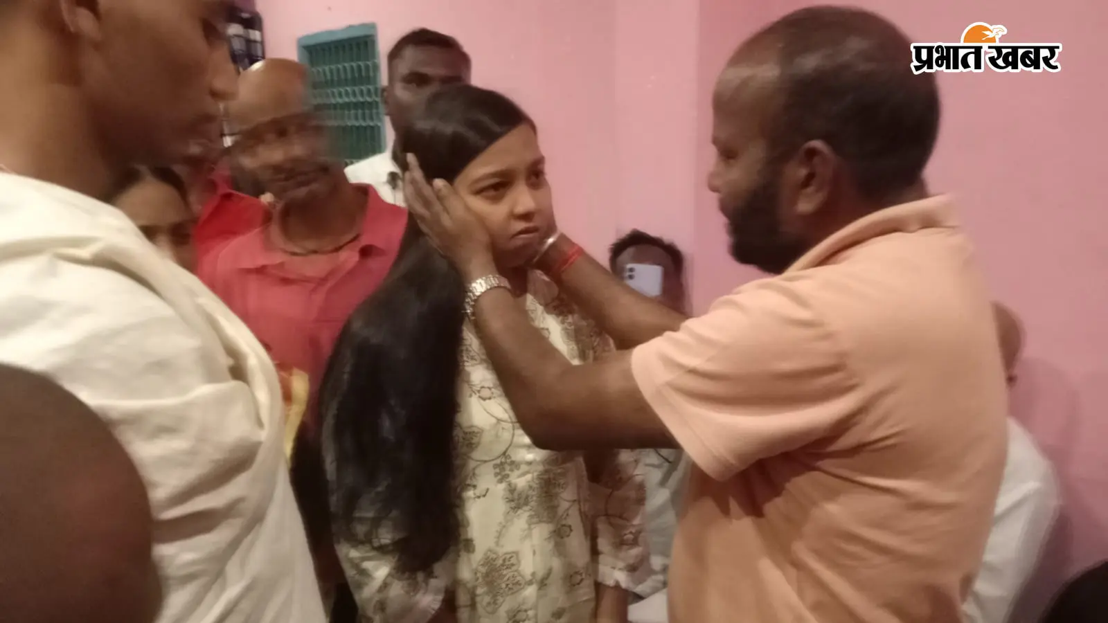 पप्पू तांती के परिवार से मिले सहरसा विधायक, बच्चों से कहा पढ़ाई पर दें ध्यान