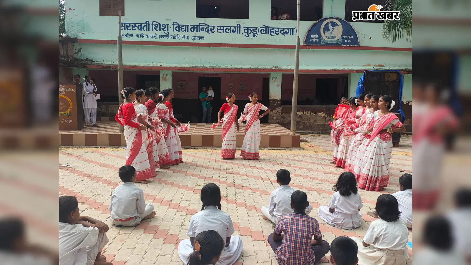कुड़ू के सलगी शिशु मंदिर में करम की रंगत, पारंपरिक वेशभूषा में विद्यार्थियों ने गाये सामूहिक गीत