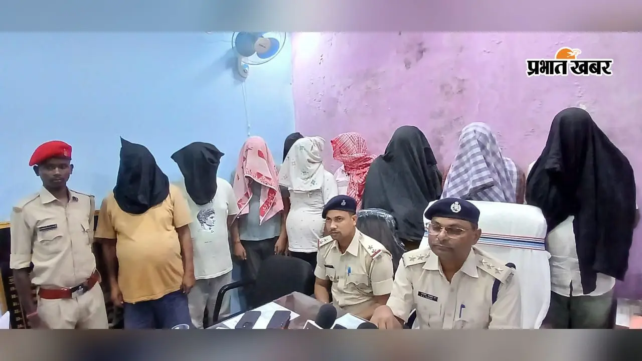 Kolebira: कोंबाकेरा में जुआ अड्डे पर पुलिस की छापेमारी, नौ जुआरी गिरफ्तार - 42 हजार नकद और वाहन जब्त