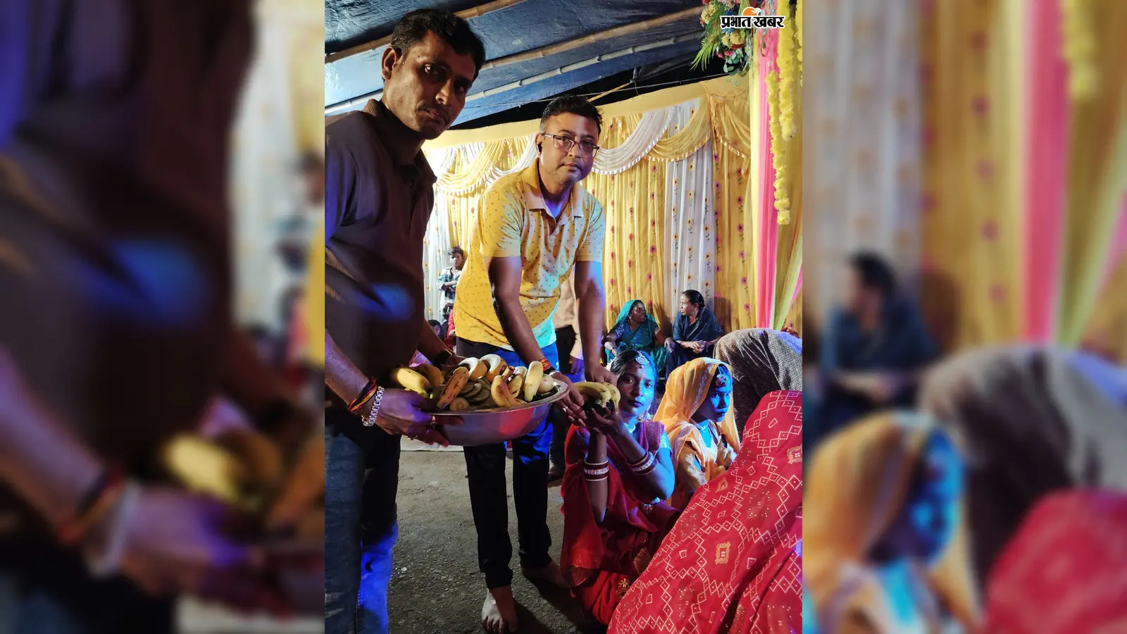 हनुमान मंदिर समिति ने करम व्रतियों के बीच बांटे फल