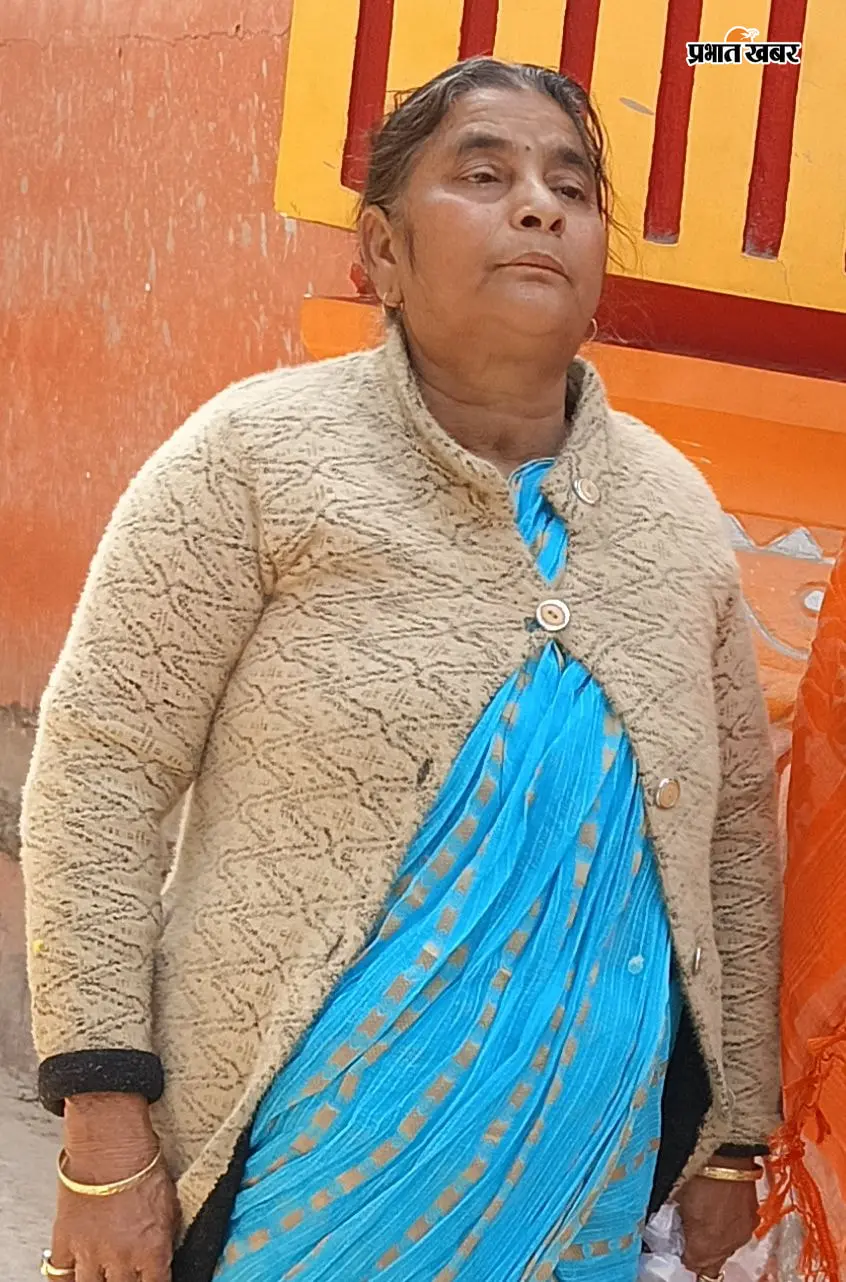 22जी 20- पोस्टमार्टम के लिए शव को एमजीएम ले जाते. 22जी 21- मृतिका उमा गोस्वामी (फाइल फोटो), 22जी 23- आरोपी बेटा गोवर्धन गोस्वामी,. 22जी 24- अस्पताल में कागजी प्रक्रिया करती महिला थाना प्रभारी | Prabhat Khabar Network